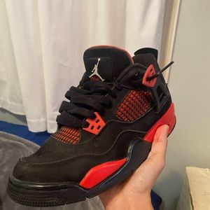 Jordan 4s Res thunders GS Size 6 1/2 y